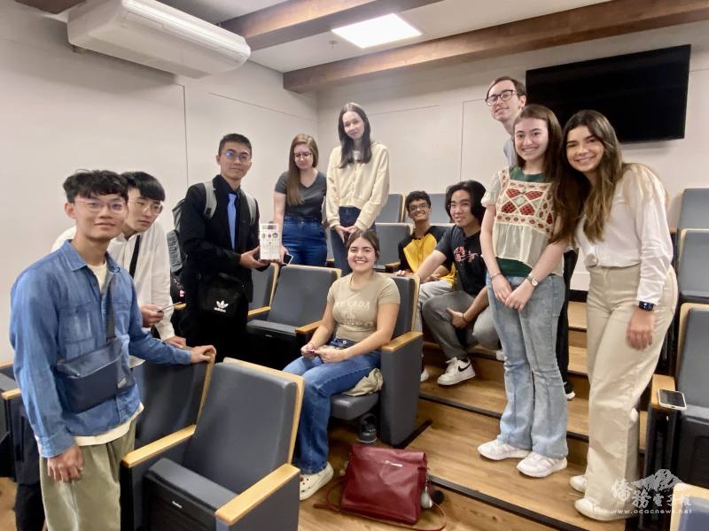 陳翰琨（左三）拿出立方衛星給巴西學生觀看