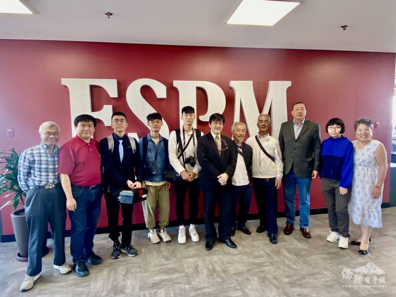 僑領陪同三位臺灣同學拜訪巴西大眾傳播學院，由國際關係系教授Alexandre Uehara（中）接待