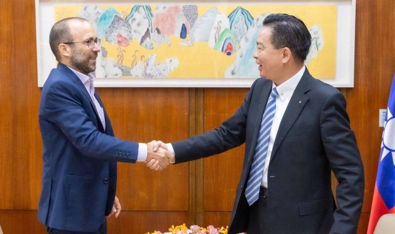 外交部長吳釗燮接受瑞士「新蘇黎世報」（NZZ）駐台記者Patrick Zoll專訪。