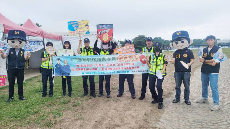 台東縣警察局最近加強反詐騙宣導，在社群平台Instagram擁有4.5萬粉絲的關山分局女巡官蔡尹齊（左3）化身為「防詐小天使」，在熱氣球嘉年華活動現場宣導反詐騙。（關山分局提供）