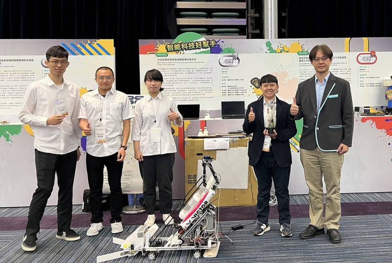 台灣科技大學師生團隊研發「羽毛球撿球與缺陷檢驗智慧訓練系統」，結合撿球、羽球檢驗及篩選、手機遠端操控及拖地4大功能於一體，日前榮獲旺宏金矽獎評審團銀獎肯定。（台科大提供）
