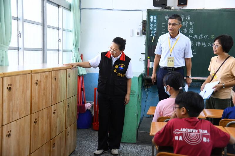 花蓮縣政府盤點國中、小各校班級置物櫃需求，補助採購置物櫃供學生放置暫時用不到的課本及文具，盼能減輕學生書包重量，今年開學前全數完工，花蓮縣長徐榛蔚（左）日前視察改善狀況。（花蓮縣政府提供）