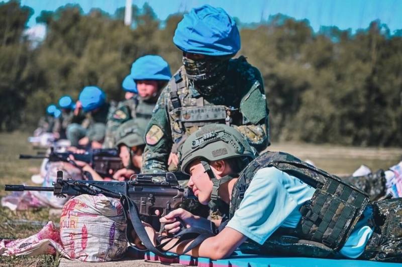 參與澎湖戰鬥營的多位學員透過「托、抵、握、貼、瞄、停、扣、報」8大口訣，24日實施T91步槍實彈射擊。（澎湖防衛部提供）