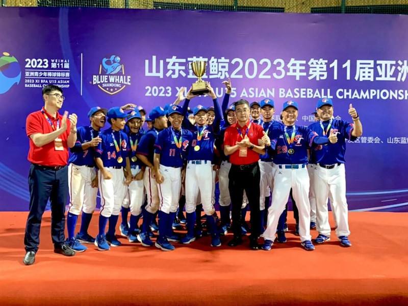 Young Taiwan baseball players to the 11th BFA U15 Baseball Championship pose with the championship trophy in Weihai, China on Saturday after winning the tournament title. Photo courtesy of the Chinese Taipei Baseball Association