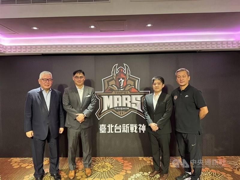 Oliver Shang (first left), president of Taishin International Bank, is seen at a press conference Thursday where Taipei Taishin Mars' team logo was revealed. CNA photo Aug. 24, 2023