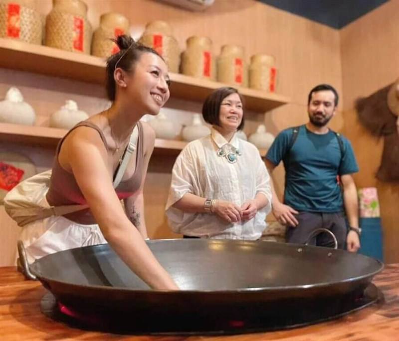 College students from the United States enjoy the events launched by tourism officials to promote Taiwan's tea culture. Photo courtesy of Taiwan's Tourism Bureau Aug. 26, 2023