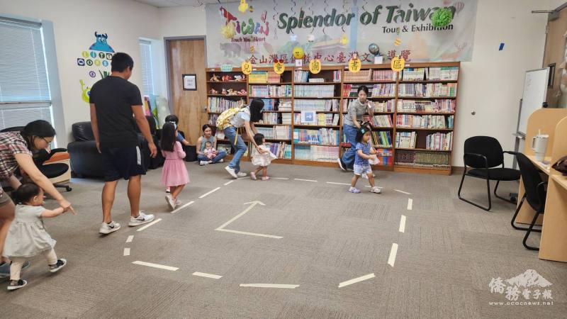 利用圖書館貼上鐵軌紙膠帶，讓小朋友可以在圖書館內玩遊戲學交通規則。