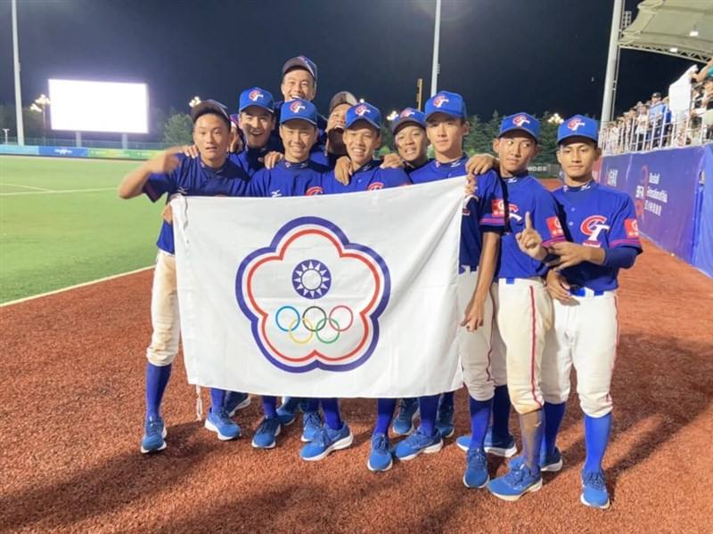 Taiwan baseball players to the 11th BFA U15 Baseball Championship display the flag of Chinese Taipei in Weihai, China. Photo courtesy of the Chinese Taipei Baseball Association