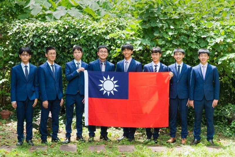 From left: Wu Chun-hsien, Chen Po-yu, Chang Chia-chen, Chen Yu-hsun, Yang Yi, Chen Yu-lin, Ho Liang-hung and Yang Chueh-hsi hold Taiwan's national flag after the competition. Photo courtesy of the Ministry of Education Aug. 26, 2023