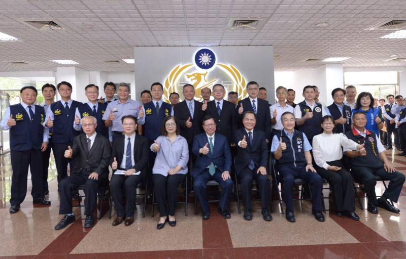 行政院副院長鄭文燦出席海洋委員會海巡署破獲私菸工廠新聞發布記者會