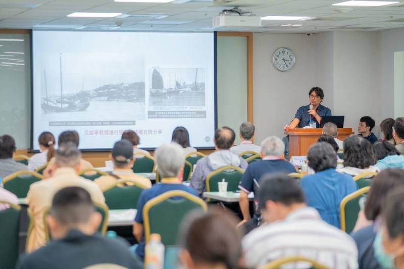 文化部文化資產局在張榮發基金會國際會議中心舉辦「海事三盟－考古、歷史、海洋科學論壇」，淡江大學歷史學系教授李其霖及碩士生黃子嘉發表「從歷年淡水地圖來看淡水港的環境變遷」。（文化部提供）