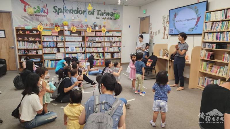 教導學齡前的孩童「停、看、聽」，吸引許多鐵路交通迷小朋友與家長一起參與