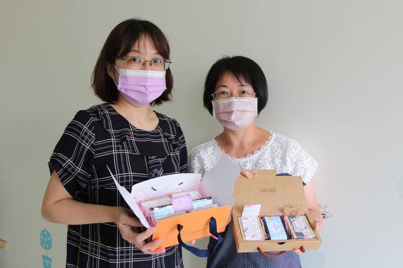 精神科醫師林本堂成立的美麗境界社區復健中心，除了讓學員參與課程，也透過不同工作訓練組別，學習職能技巧，如生產手工皂等產品。