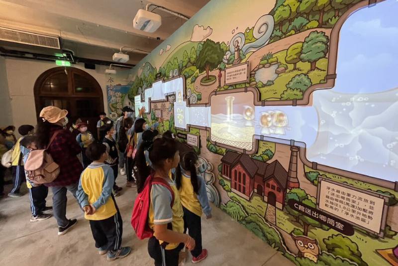 台南山上花園水道博物館規劃互動投影劇場「水旅程－水太郎的秘密基地」，讓遊客體驗原水變成淨水過程，學校團體也規劃課程帶學童前往參觀。（台南市文化局提供）