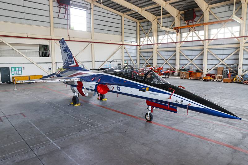 台灣在經國號戰機之後，睽違30年誕生另一架國機國造成果「勇鷹號」新式高教機，機號11001的勇鷹原型機停放於漢翔機棚，持續進行相關測試作業。
