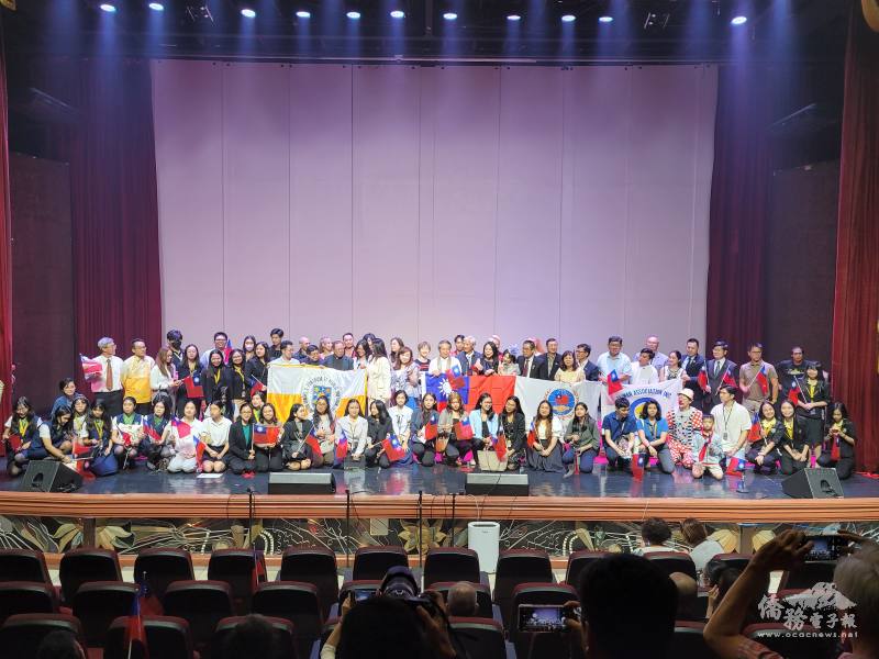僑委會「112年文化訪問團中秋亞洲團」全體演出人員與僑臺商大合影