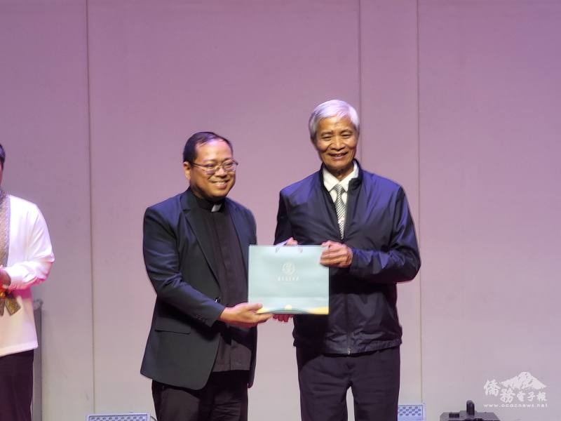 團長高建智贈送紀念品予聖多瑪斯大學祕書長LOUIE R. CORONEL神父