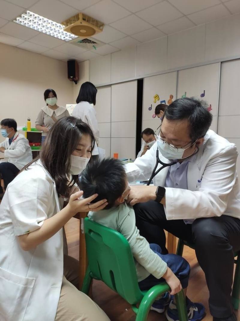大台中診所協會連續數年發起醫師團隊前往家扶基金會台中發展學園義診，並提供轉介治療資源，讓家長和發展遲緩兒童省去奔波醫療院所的辛勞。（家扶台中發展學園提供）