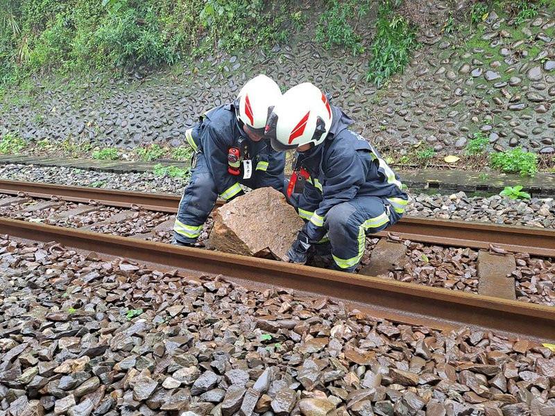 台鐵局表示，為提升營運安全效能，4月啟用落石告警系統，監看全線26處具風險邊坡路段。圖為台鐵過去在基隆－七堵間有落石掉到軌道上。（基隆市消防局提供）