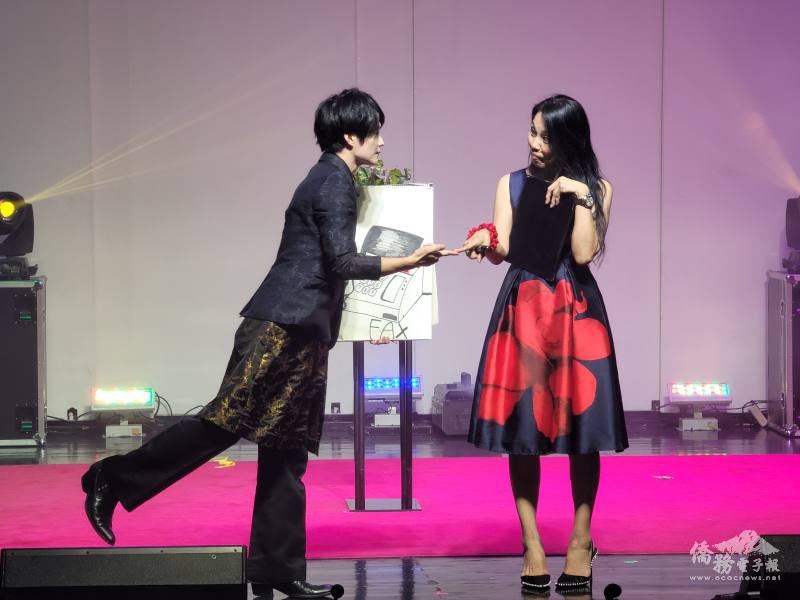 Jeff Lee在菲律賓臺商總會總會長李欣芬的協助下表演魔術