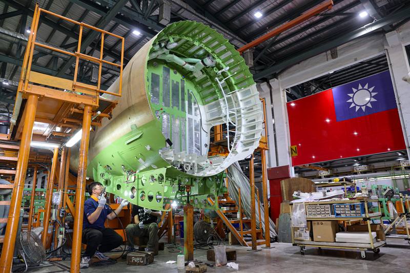 走進漢翔位於台中沙鹿的廠區，偌大的廠房，掛著大幅中華民國國旗，承接來自美國波音、法國空中巴士、加拿大龐巴迪的航太零組件，助攻漢翔創造出2023年上半年營收新台幣194.81億元的亮眼成績。