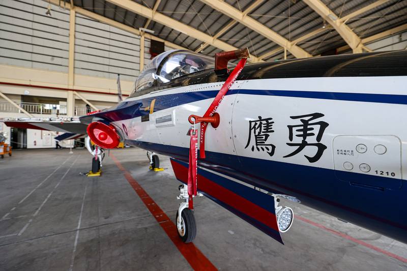 台灣在經國號戰機之後，睽違30年誕生另一架國機國造成果「勇鷹號」新式高教機，機號11001的勇鷹原型機停放於漢翔機棚，持續進行相關測試作業。