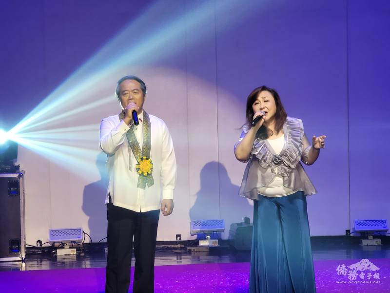 駐菲代表周民淦與金嗓歌手鄭怡對唱著名國語名曲「結束」