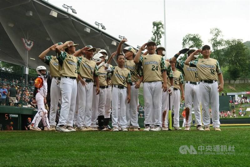 Taiwanese baseball players gather at the home base and salute after the team scores the first run at Sunday's Little League game in South Williamsport, Pennsylvania. CNA photo Aug. 28, 2023