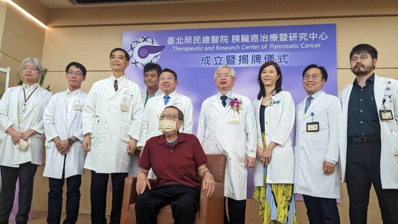 台北榮總引進重粒子治療技術助癌症治療，並成立胰臟癌治療暨研究中心於28日揭牌，醫療團隊與病友李先生（前中）合影。
