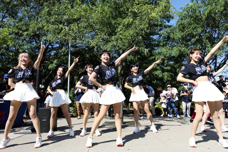 樂天女孩7名成員27日在紐約花旗球場外熱舞，吸引大批粉絲到場一睹風采