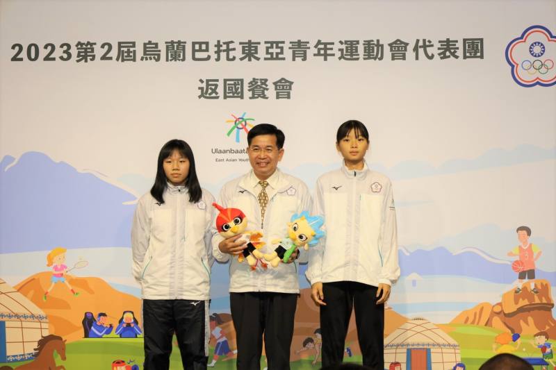 桌球彭郁涵選手(左)、跆拳道黃敬芸選手(右)代表致贈紀念品給教育部潘文忠部長