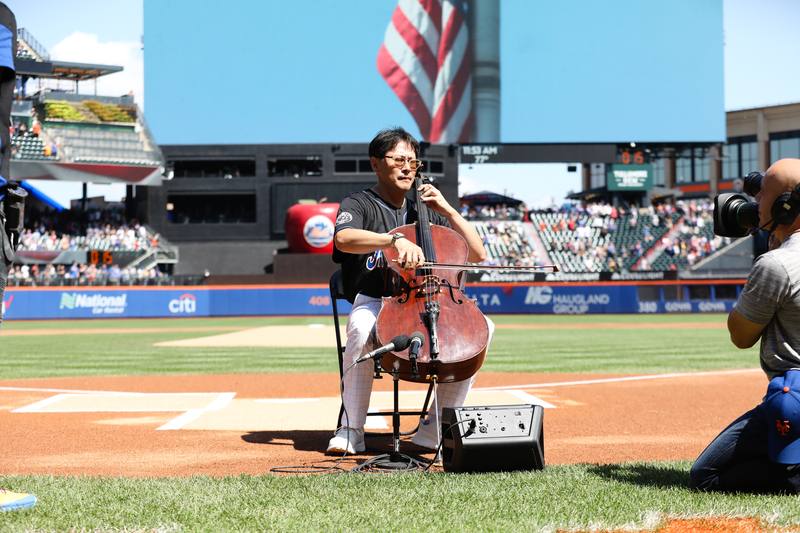 旅美大提琴家郭虔哲27日在紐約大都會台灣日演奏由他改編的美國國歌，整段演出閉上雙眼，沉醉於其中