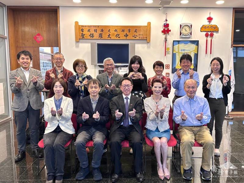 日本教授訪問團和主任張希賢（前排中）及僑領們合影