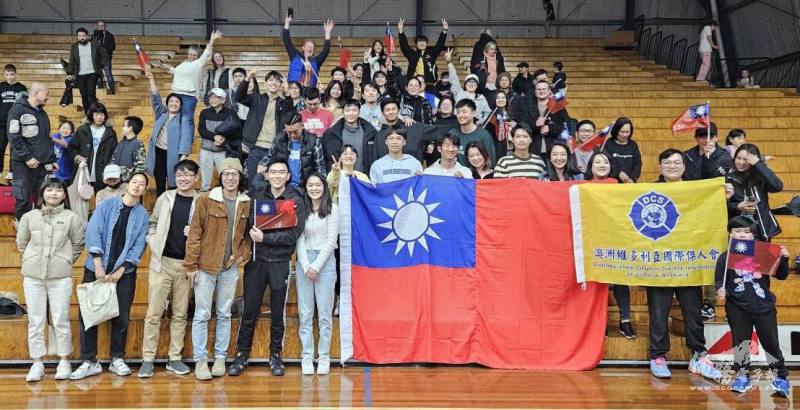 維多利亞國際傑人會會長高嘉陽與僑胞自組加油團到場支持臺灣中華臺北籃球國家隊