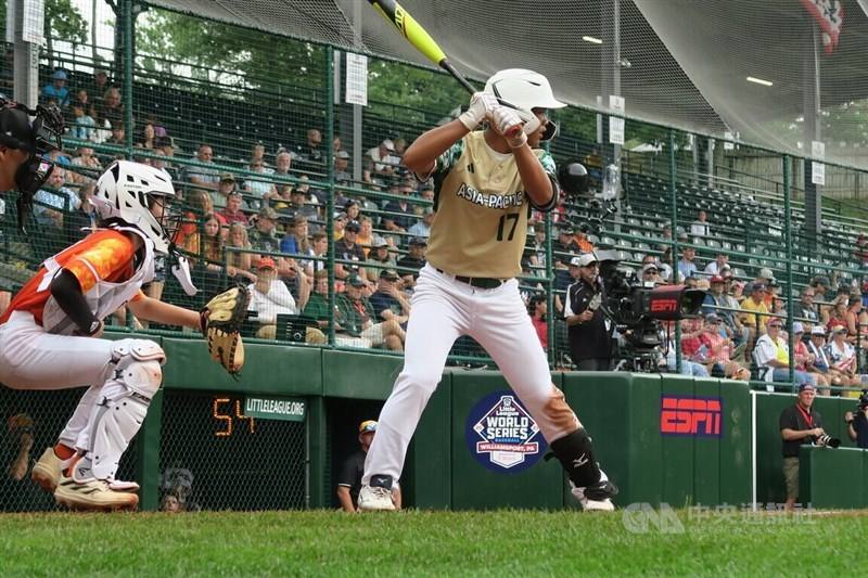 Taiwanese baseball player Fan Chen-jun (center) prepares to bat during Sunday's Little League game in South Williamsport, Pennsylvania. CNA photo Aug. 28, 2023