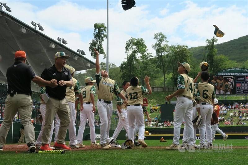 Taiwanese baseball players throw caps in the air after winning the third place at the 2023 Little League Baseball World Series in South Williamsport, Pennsylvania on Sunday. CNA photo Aug. 28, 2023