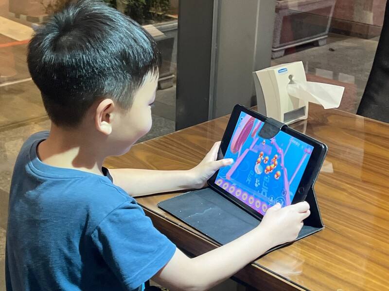 度過漫長2個月的暑假，有些孩子開學無法收心。身心科醫師建議，家長可用鼓勵方式規範小孩，不要一下子全部戒斷孩子使用3C產品，避免引發反彈，讓親子關係惡化。