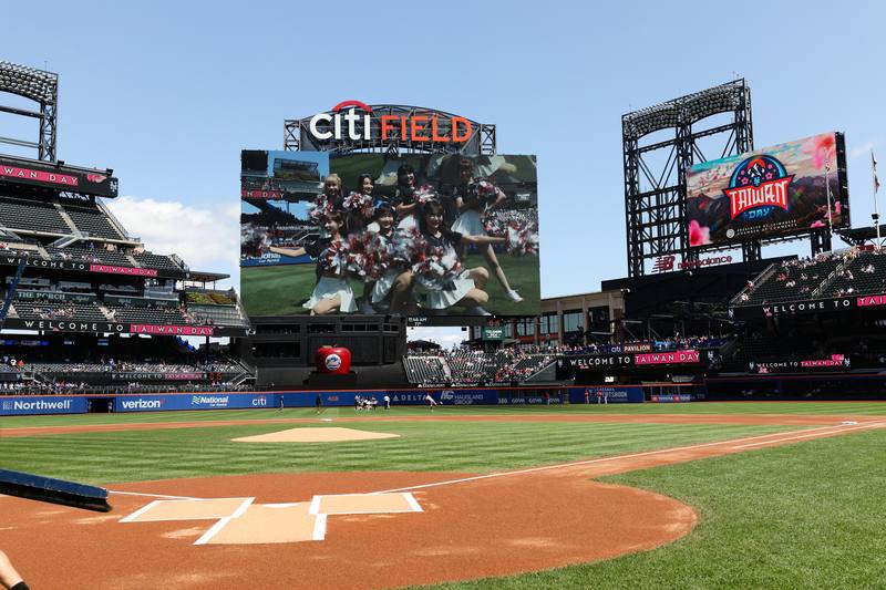 紐約大都會台灣日27日登場，樂天桃猿猴啦啦隊「樂天女孩」由隊長籃籃領軍，帶來活力四射的開場表演