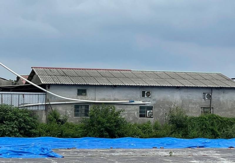 屏東縣有逾2萬棟建築物含有一級致癌物質石綿，近年已進入汰除高峰期，為降低含石綿建材廢棄物危害人體健康，縣府向環境部爭取經費，推出免費清理補助，民眾可向環保局提出申請。（屏東縣政府提供）