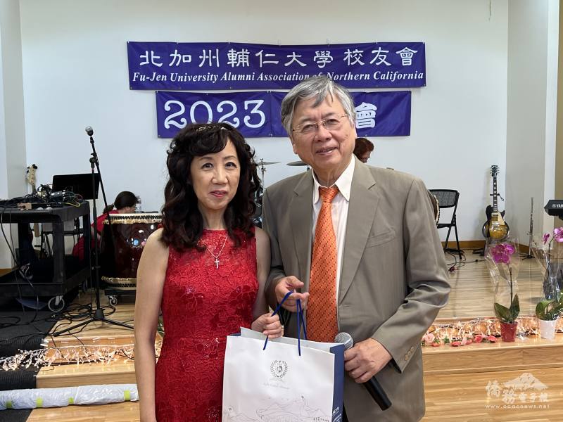 校長江漢聲(右)致贈紀念品給北加州輔仁大學校友會由會長徐娟(左)代表接受