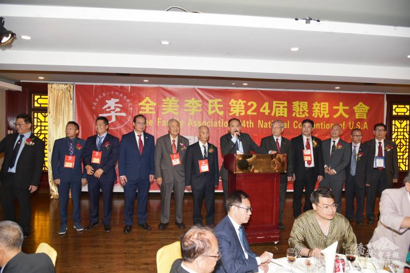 李國威介紹各城市地區李氏公所主要負責人