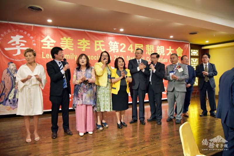 類延峰、李唯誠、洪中明、舒俞敬、蔡季穎以及僑學界熱情獻唱《愛拚才會贏》卡拉0K歌曲