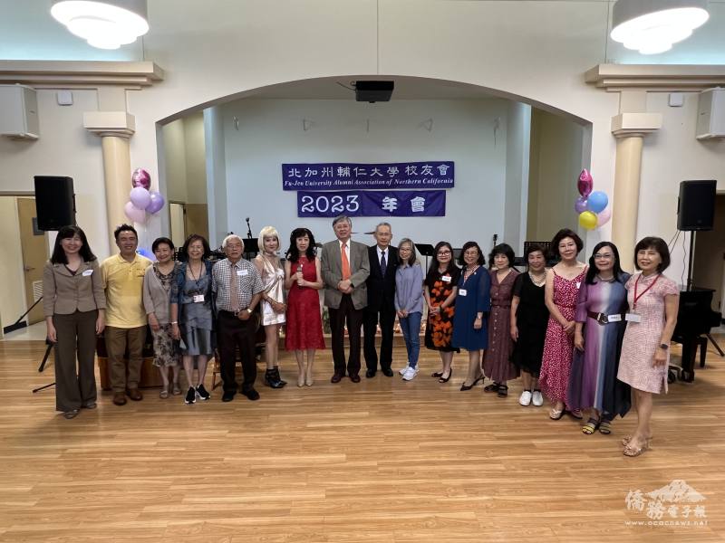 貴賓合影莊雅淑(左一) 徐娟(左七) 江漢聲(左八) 賴銘琪(右九)