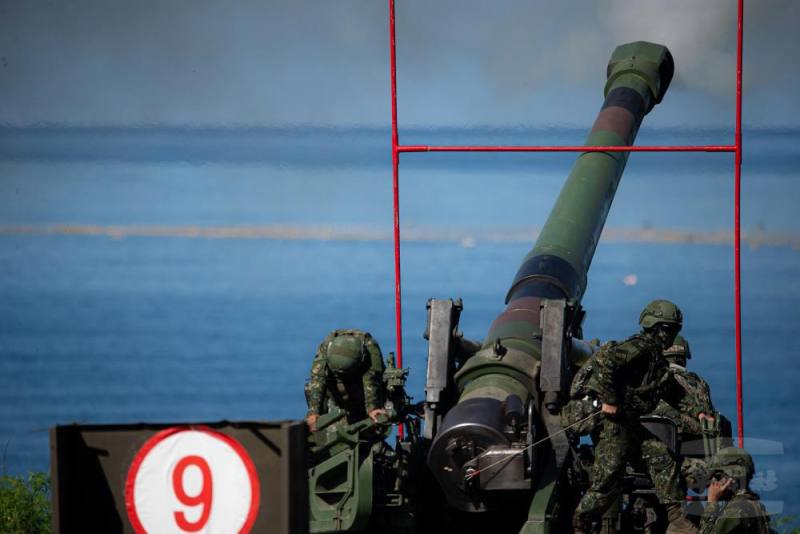 第四作戰區於屏東楓港陣地執行重砲射擊訓練。（軍聞社記者葛芃欣攝）