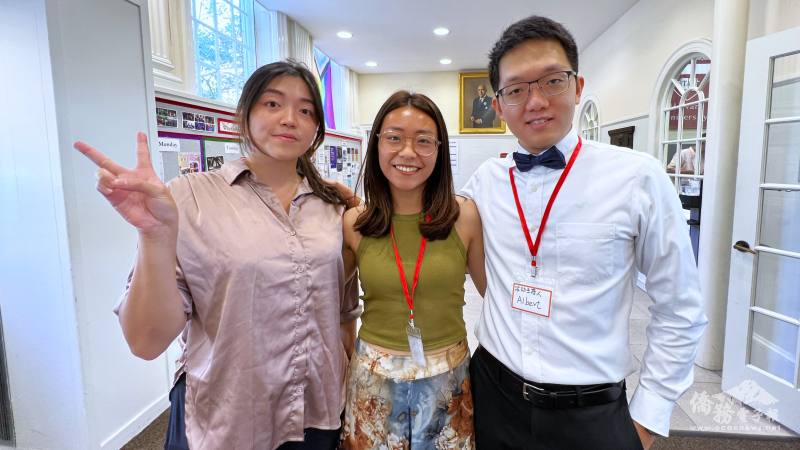 謝宜瑾(左起)、盧詮、陳聖尹來美進修前都是醫師，現在都是波士頓臺灣人醫師協會會員，迎新這天分任司儀、攝影。