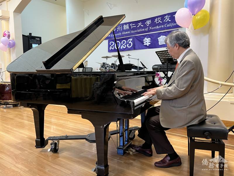 校長江漢聲鋼琴獨奏表演 獲得現場校友的掌聲