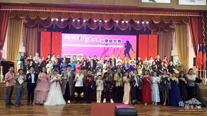 駐泰代表處副代表薛秀媚、泰國台灣會舘主席團、評審團、各界僑領及所有參與決賽的17位歌手大合影。