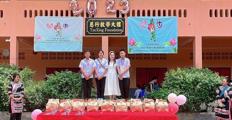 董事長姚若荷為獲奬學生頒奬合影