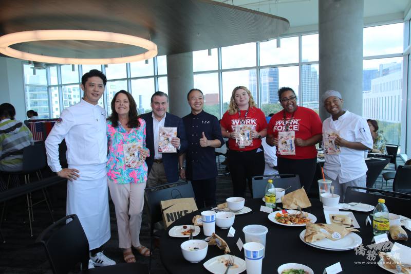 Chefs presenting souvenirs to the guests (from left, Chef Chang, Mrs. and Mr. Mullowney, chef Lu, Event Coordinator Valerie Camaacho, Lab Manager Elisa Brewer, Photo Credit: Asia Trend).
