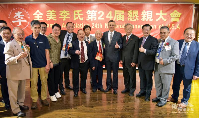 類延峰 (右五) 、李唯誠 (右一) 、洪中明 (右三) 與李氏宗親主要負責人合影留念